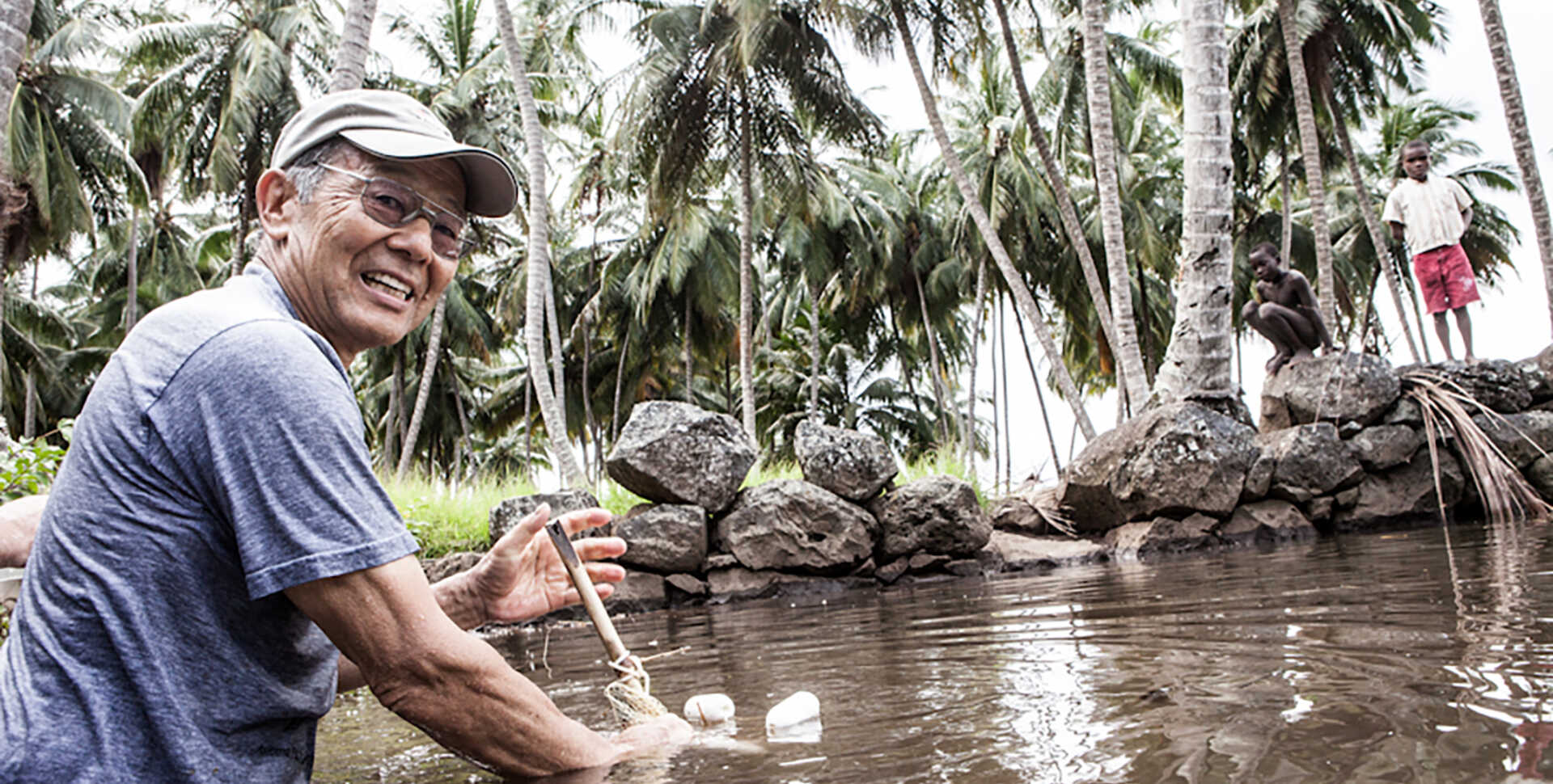 Tomio Iwamoto fishing for mudskippers and pipefish on Sao Tome Island. Photo by Andrew Stanbridge