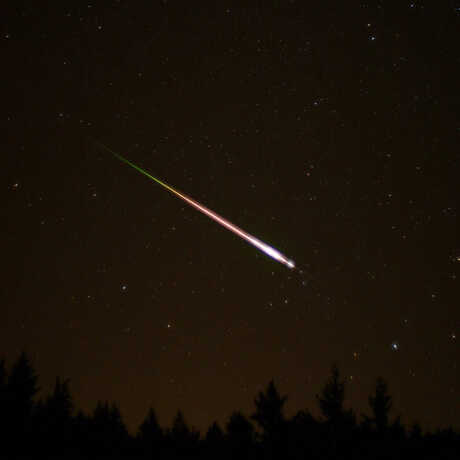 Photo of Leonid meteor shower. Ed Sweeney from Los Gatos, CA, USA, 2009 Leonid Meteor (4111291263), CC BY 2.0