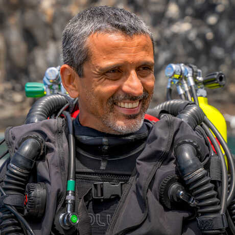Academy biologist Luiz Rocha preparing for a dive