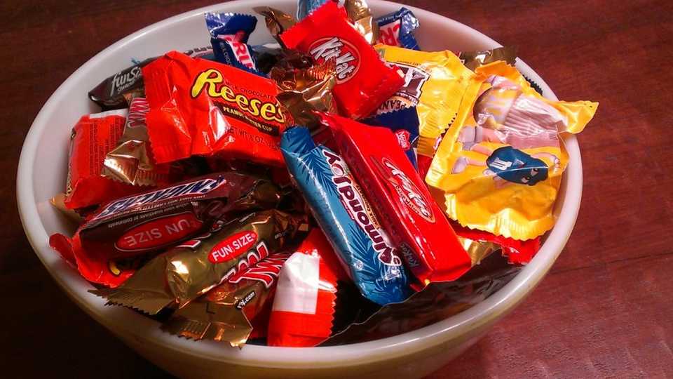 A bowl of individually wrapped candies.